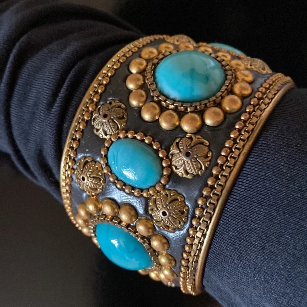 Vintage Faux Turquoise Bold Bangle Bracelet - Picture 14 of 14